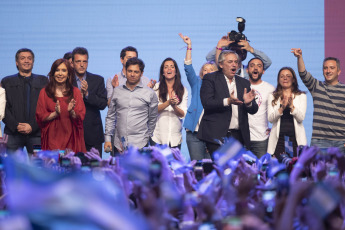 BUENOS AIRES, ARGENTINA.-  Alberto Fernández celebra después de ganar las elecciones presidenciales en Buenos Aires, Argentina, el 27 de octubre de 2019. Según el escrutinio de las Primarias Abiertas, Simultáneas y Obligatorias (PASO), Macri había logrado el 31,79