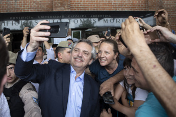 BUENOS AIRES, ARGENTINA.- Alberto Fernández vota en un colegio electoral en Buenos Aires, Argentina, el 27 de octubre de 2019. Alberto Fernández, de la coalición opositora Frente de Todos, obtuvo casi 48 por ciento de los votos en comparación con el casi 41 por ciento del actual presidente argentino, Mauricio Macri, con más del 90 por ciento de los votos contados, dijo la Dirección Nacional Electoral. Los resultados significan que Fernández ganó en la primera ronda, sin necesidad de una segunda vuelta.