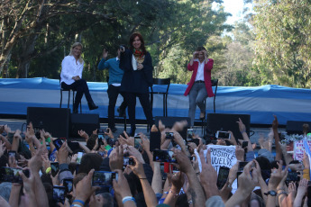 LA PLATA, ARGENTINA.- El candidato a gobernador de la Provincia de Buenos Aires por el Frente de Todos, Axel Kicillof (SEGUNDO DE LA IZQUIERDA), realizó hoy miércoles 23 de octubre de 2019 el cierre de su campaña en La Plata, capital de la provincia de Buenos Aires. Estuvo acompañado por la candidata a vicepresidenta, la senadora Cristina Fernández (TERCERA DE LA IZQUIERDA)). También participaron del cierre de campaña la candidata a vicegobernadora y actual intendenta de La Matanza, Verónica Magario (PRIMERA DE LA IZQUIERDA); y la postulante a intendenta de La Plata, Florencia Saintout (PRIMERA DE LA DERECHA).