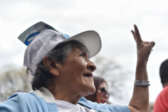 BUENOS AIRES, ARGENTINA.- En la foto tomada el 27 de octubre de 2019, la gente participó en los festejos del triunfo de Alberto Fernández como nuevo Presidente de Argentina.  El flamante presidente electo habló desde el bunker del Frente de Todos en Chacarita. Confirmó que mañana se reunirá con Mauricio Macri y dijo que "lo único que importa es que los argentinos dejen de sufrir". Convocó a "construir la Argentina igualitaria y solidaria que soñamos".