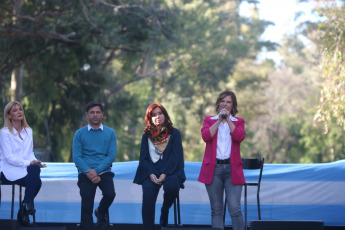 LA PLATA, ARGENTINA.- El candidato a gobernador de la Provincia de Buenos Aires por el Frente de Todos, Axel Kicillof (SEGUNDO DE LA IZQUIERDA), realizó hoy miércoles 23 de octubre de 2019 el cierre de su campaña en La Plata, capital de la provincia de Buenos Aires. Estuvo acompañado por la candidata a vicepresidenta, la senadora Cristina Fernández (TERCERA DE LA IZQUIERDA)). También participaron del cierre de campaña la candidata a vicegobernadora y actual intendenta de La Matanza, Verónica Magario (PRIMERA DE LA IZQUIERDA); y la postulante a intendenta de La Plata, Florencia Saintout (PRIMERA DE LA DERECHA).