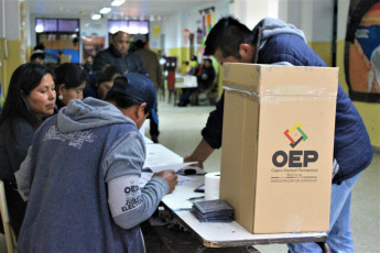 LA PAZ, BOLIVIA.- En la foto tomada hoy 20 de octubre de 2019, se observa el desarrollo de la votación en las escuelas de La Paz, Bolivia. Más de siete millones de bolivianos fueron habilitados para emitir su voto en una jornada en la que se elegirá al presidente, vicepresidente y legisladores para el período 2020-2025.