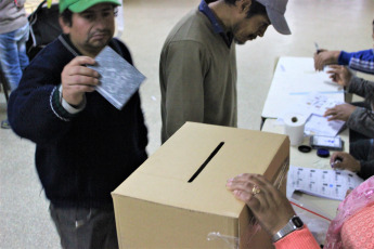 LA PAZ, BOLIVIA.- En la foto tomada hoy 20 de octubre de 2019, se observa el desarrollo de la votación en las escuelas de La Paz, Bolivia. Más de siete millones de bolivianos fueron habilitados para emitir su voto en una jornada en la que se elegirá al presidente, vicepresidente y legisladores para el período 2020-2025.