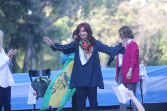 LA PLATA, ARGENTINA.- El candidato a gobernador de la Provincia de Buenos Aires por el Frente de Todos, Axel Kicillof (SEGUNDO DE LA IZQUIERDA), realizó hoy miércoles 23 de octubre de 2019 el cierre de su campaña en La Plata, capital de la provincia de Buenos Aires. Estuvo acompañado por la candidata a vicepresidenta, la senadora Cristina Fernández (TERCERA DE LA IZQUIERDA)). También participaron del cierre de campaña la candidata a vicegobernadora y actual intendenta de La Matanza, Verónica Magario (PRIMERA DE LA IZQUIERDA); y la postulante a intendenta de La Plata, Florencia Saintout (PRIMERA DE LA DERECHA).