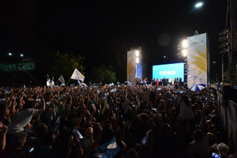 BUENOS AIRES, ARGENTINA.- En la foto tomada el 27 de octubre de 2019, en Buenos Aires, los festejos de los candidatos electos por el Frente de Todos hablan frente a una multitud. La fórmula Alberto Fernández-Cristina Fernández de Kirchner se impuso con el 48,3 por ciento de los votos contra el 40,44 por ciento la fórmula encabezada por el presidente, Mauricio Macri que pese a la sorprendente remontada después del duro traspié en las PASO no logró el sueño de forzar un balotaje.