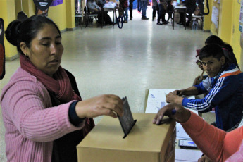 LA PAZ, BOLIVIA.- En la foto tomada hoy 20 de octubre de 2019, se observa el desarrollo de la votación en las escuelas de La Paz, Bolivia. Más de siete millones de bolivianos fueron habilitados para emitir su voto en una jornada en la que se elegirá al presidente, vicepresidente y legisladores para el período 2020-2025.