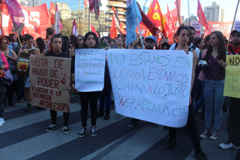 CÓRDOBA, ARGENTINA.- In the photo taken today Tuesday, October 22, 2019 young people of Chilean nationality, mostly living in the university city of Córdoba where they study different careers, due to the high costs of the University in Chile, while In Argentina the University is public and free. The youths demonstrated in the city center against Chilean President Sebastian Piñera.