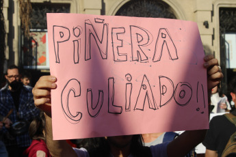 CÓRDOBA, ARGENTINA.- In the photo taken today Tuesday, October 22, 2019 young people of Chilean nationality, mostly living in the university city of Córdoba where they study different careers, due to the high costs of the University in Chile, while In Argentina the University is public and free. The youths demonstrated in the city center against Chilean President Sebastian Piñera.