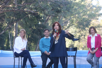 LA PLATA, ARGENTINA.- El candidato a gobernador de la Provincia de Buenos Aires por el Frente de Todos, Axel Kicillof (SEGUNDO DE LA IZQUIERDA), realizó hoy miércoles 23 de octubre de 2019 el cierre de su campaña en La Plata, capital de la provincia de Buenos Aires. Estuvo acompañado por la candidata a vicepresidenta, la senadora Cristina Fernández (TERCERA DE LA IZQUIERDA)). También participaron del cierre de campaña la candidata a vicegobernadora y actual intendenta de La Matanza, Verónica Magario (PRIMERA DE LA IZQUIERDA); y la postulante a intendenta de La Plata, Florencia Saintout (PRIMERA DE LA DERECHA).