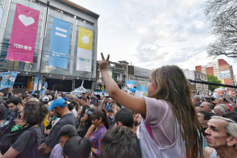 BUENOS AIRES, ARGENTINA.- En la foto tomada el 27 de octubre de 2019, la gente participó en los festejos del triunfo de Alberto Fernández como nuevo Presidente de Argentina.  El flamante presidente electo habló desde el bunker del Frente de Todos en Chacarita. Confirmó que mañana se reunirá con Mauricio Macri y dijo que "lo único que importa es que los argentinos dejen de sufrir". Convocó a "construir la Argentina igualitaria y solidaria que soñamos".