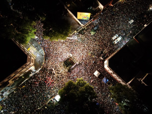 BUENOS AIRES.- En el barrio de Chacarita, en la ciudad de Buenos Aires, la capital de Argentina, en el Complejo C, el espacio elegido por el Presidente electo de Argentina Alberto Fernández, miles de adherentes festejaron pasadas las 18 de la tarde de ayer domingo 27 de octubre y hasta altas horas de la madrugada de hoy el triunfo electoral que le permite al peronimo volver al poder luego de 4 años.