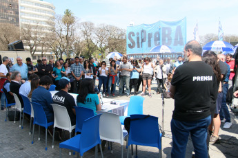 BUENOS AIRES, ARGENTINA.- This Wednesday, October 8, in front of the Kirchner Cultural Center, where the offices of Hernán Lombardi are located, who works as head of the Federal Public Media System, the Buenos Aires Press Union announced its proposal for I work for Public TV, National Radio and the Télam Agency for the next government, after the Argentine elections on October 27. Under the heading Federal and plural public media. To guarantee the right to information of all citizens, the document presented speaks of the “most important crisis since the recovery of democracy”, in regard to public media policy in Argentina. “The emptying and scrapping policy imposed by the management of Hernán Lombardi - as head of the Federal System of Media and Public Contents - caused such deterioration in the sector that the basic obligations were no longer fulfilled: guaranteeing society's access to information, culture and entertainment for free ”, they stress. Among other aspects, they denounce the lack of financing, mass dismissals, the violation of labor rights, the reduction of their own content and even censorship.