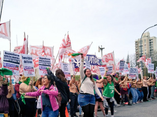 La Plata, Argentina.- Today, October 13, 2019, there was also a “tetazo” in front of the La Plata Cathedral due to the separation of the Church from the State. On the second day of the 34th National Meeting of Women, hundreds of women demonstrated in front of the emblematic building, which is fenced and guarded by a hundred women police