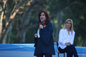 LA PLATA, ARGENTINA.- El candidato a gobernador de la Provincia de Buenos Aires por el Frente de Todos, Axel Kicillof (SEGUNDO DE LA IZQUIERDA), realizó hoy miércoles 23 de octubre de 2019 el cierre de su campaña en La Plata, capital de la provincia de Buenos Aires. Estuvo acompañado por la candidata a vicepresidenta, la senadora Cristina Fernández (TERCERA DE LA IZQUIERDA)). También participaron del cierre de campaña la candidata a vicegobernadora y actual intendenta de La Matanza, Verónica Magario (PRIMERA DE LA IZQUIERDA); y la postulante a intendenta de La Plata, Florencia Saintout (PRIMERA DE LA DERECHA).