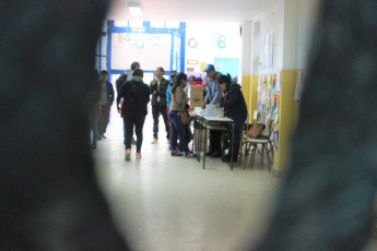 LA PAZ, BOLIVIA.- En la foto tomada hoy 20 de octubre de 2019, se observa el desarrollo de la votación en las escuelas de La Paz, Bolivia. Más de siete millones de bolivianos fueron habilitados para emitir su voto en una jornada en la que se elegirá al presidente, vicepresidente y legisladores para el período 2020-2025.