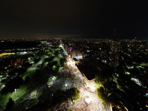 BUENOS AIRES.- En el barrio de Chacarita, en la ciudad de Buenos Aires, la capital de Argentina, en el Complejo C, el espacio elegido por el Presidente electo de Argentina Alberto Fernández, miles de adherentes festejaron pasadas las 18 de la tarde de ayer domingo 27 de octubre y hasta altas horas de la madrugada de hoy el triunfo electoral que le permite al peronimo volver al poder luego de 4 años.