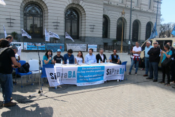 BUENOS AIRES, ARGENTINA.- This Wednesday, October 8, in front of the Kirchner Cultural Center, where the offices of Hernán Lombardi are located, who works as head of the Federal Public Media System, the Buenos Aires Press Union announced its proposal for I work for Public TV, National Radio and the Télam Agency for the next government, after the Argentine elections on October 27. Under the heading Federal and plural public media. To guarantee the right to information of all citizens, the document presented speaks of the “most important crisis since the recovery of democracy”, in regard to public media policy in Argentina. “The emptying and scrapping policy imposed by the management of Hernán Lombardi - as head of the Federal System of Media and Public Contents - caused such deterioration in the sector that the basic obligations were no longer fulfilled: guaranteeing society's access to information, culture and entertainment for free ”, they stress. Among other aspects, they denounce the lack of financing, mass dismissals, the violation of labor rights, the reduction of their own content and even censorship.