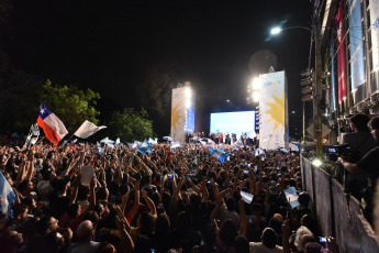 BUENOS AIRES, ARGENTINA.- En la foto tomada el 27 de octubre de 2019, en Buenos Aires, los festejos de los candidatos electos por el Frente de Todos hablan frente a una multitud. La fórmula Alberto Fernández-Cristina Fernández de Kirchner se impuso con el 48,3 por ciento de los votos contra el 40,44 por ciento la fórmula encabezada por el presidente, Mauricio Macri que pese a la sorprendente remontada después del duro traspié en las PASO no logró el sueño de forzar un balotaje.