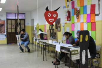 LA PAZ, BOLIVIA.- En la foto tomada hoy 20 de octubre de 2019, se observa el desarrollo de la votación en las escuelas de La Paz, Bolivia. Más de siete millones de bolivianos fueron habilitados para emitir su voto en una jornada en la que se elegirá al presidente, vicepresidente y legisladores para el período 2020-2025.