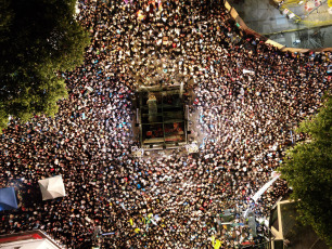 BUENOS AIRES.- En el barrio de Chacarita, en la ciudad de Buenos Aires, la capital de Argentina, en el Complejo C, el espacio elegido por el Presidente electo de Argentina Alberto Fernández, miles de adherentes festejaron pasadas las 18 de la tarde de ayer domingo 27 de octubre y hasta altas horas de la madrugada de hoy el triunfo electoral que le permite al peronimo volver al poder luego de 4 años.