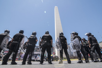 BUENOS AIRES, ARGENTINA.- In the photo taken today, Thursday, November 28, 2019, protesters, mostly from the 'Barrios de Pie' organization, moved to Plaza de Mayo, in front of the Casa Rosada, headquarters of the Argentine executive branch, and to the headquarters of the National Social Security Administration (ANSES), an organism on which many of the social plans granted by the Argentine state to the unemployed depend. With the slogan "Hunger cannot wait", the protesters claimed for an end-of-year bonus and an increase in social programs and the Universal Assignment for Child (AUH).