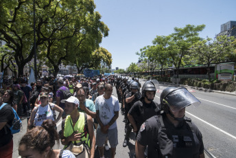 BUENOS AIRES, ARGENTINA.- En la foto tomada hoy jueves 28 de noviembre de 2019 manifestantes, en su mayoría de la organización 'Barrios de Pie', se movilizaron a plaza de Mayo, frente a la casa Rosada, sede del poder Ejecutivo argentino, y a la sede de la Administración Nacional de la Seguridad Social (ANSES) organismo del cual dependen muchos de los planes sociales que otorga el estado Argentino a los desempleados. Con la consigna "El hambre no puede esperar", los manifestantes reclamaron por un bono de fin de año y un aumento de los programas sociales y la Asignación Universal por Hijo (AUH).