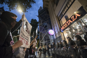 BUENOS AIRES, ARGENTINA.- Activistas por los derechos de los animales marcharon ayer 2 de noviembre de 2019 desde la Plaza de Mayo de la Capital Argentina donde desplegaron tres banderas que encabezaron la marcha hacia el Congreso de la Nación con  las consignas: "Liberación animal", "Basta de esclavismo, Basta de especismo. Si sos neutral en tiempos de injusticia has elegido el lado del opresor. Veganismo es justicia" y "Racismo = Sexismo = Especismo". Participaron activistas independendiente, Anonymous for the Voiceless, Health Save, Animal libre, Voicot, entre otras.