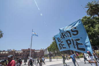 BUENOS AIRES, ARGENTINA.- En la foto tomada hoy jueves 28 de noviembre de 2019 manifestantes, en su mayoría de la organización 'Barrios de Pie', se movilizaron a plaza de Mayo, frente a la casa Rosada, sede del poder Ejecutivo argentino, y a la sede de la Administración Nacional de la Seguridad Social (ANSES) organismo del cual dependen muchos de los planes sociales que otorga el estado Argentino a los desempleados. Con la consigna "El hambre no puede esperar", los manifestantes reclamaron por un bono de fin de año y un aumento de los programas sociales y la Asignación Universal por Hijo (AUH).