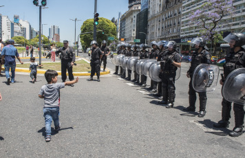 BUENOS AIRES, ARGENTINA.- In the photo taken today, Thursday, November 28, 2019, protesters, mostly from the 'Barrios de Pie' organization, moved to Plaza de Mayo, in front of the Casa Rosada, headquarters of the Argentine executive branch, and to the headquarters of the National Social Security Administration (ANSES), an organism on which many of the social plans granted by the Argentine state to the unemployed depend. With the slogan "Hunger cannot wait", the protesters claimed for an end-of-year bonus and an increase in social programs and the Universal Assignment for Child (AUH).