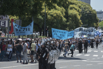 BUENOS AIRES, ARGENTINA.- En la foto tomada hoy jueves 28 de noviembre de 2019 manifestantes, en su mayoría de la organización 'Barrios de Pie', se movilizaron a plaza de Mayo, frente a la casa Rosada, sede del poder Ejecutivo argentino, y a la sede de la Administración Nacional de la Seguridad Social (ANSES) organismo del cual dependen muchos de los planes sociales que otorga el estado Argentino a los desempleados. Con la consigna "El hambre no puede esperar", los manifestantes reclamaron por un bono de fin de año y un aumento de los programas sociales y la Asignación Universal por Hijo (AUH).