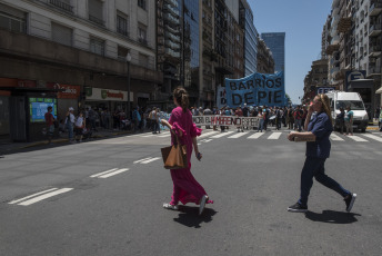 BUENOS AIRES, ARGENTINA.- In the photo taken today, Thursday, November 28, 2019, protesters, mostly from the 'Barrios de Pie' organization, moved to Plaza de Mayo, in front of the Casa Rosada, headquarters of the Argentine executive branch, and to the headquarters of the National Social Security Administration (ANSES), an organism on which many of the social plans granted by the Argentine state to the unemployed depend. With the slogan "Hunger cannot wait", the protesters claimed for an end-of-year bonus and an increase in social programs and the Universal Assignment for Child (AUH).