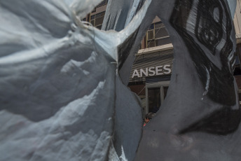 BUENOS AIRES, ARGENTINA.- In the photo taken today, Thursday, November 28, 2019, protesters, mostly from the 'Barrios de Pie' organization, moved to Plaza de Mayo, in front of the Casa Rosada, headquarters of the Argentine executive branch, and to the headquarters of the National Social Security Administration (ANSES), an organism on which many of the social plans granted by the Argentine state to the unemployed depend. With the slogan "Hunger cannot wait", the protesters claimed for an end-of-year bonus and an increase in social programs and the Universal Assignment for Child (AUH).