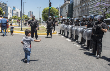 BUENOS AIRES, ARGENTINA.- In the photo taken today, Thursday, November 28, 2019, protesters, mostly from the 'Barrios de Pie' organization, moved to Plaza de Mayo, in front of the Casa Rosada, headquarters of the Argentine executive branch, and to the headquarters of the National Social Security Administration (ANSES), an organism on which many of the social plans granted by the Argentine state to the unemployed depend. With the slogan "Hunger cannot wait", the protesters claimed for an end-of-year bonus and an increase in social programs and the Universal Assignment for Child (AUH).