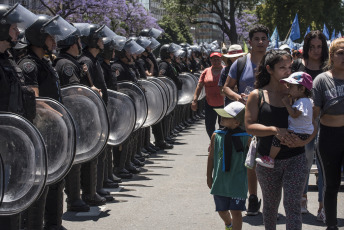 BUENOS AIRES, ARGENTINA.- In the photo taken today, Thursday, November 28, 2019, protesters, mostly from the 'Barrios de Pie' organization, moved to Plaza de Mayo, in front of the Casa Rosada, headquarters of the Argentine executive branch, and to the headquarters of the National Social Security Administration (ANSES), an organism on which many of the social plans granted by the Argentine state to the unemployed depend. With the slogan "Hunger cannot wait", the protesters claimed for an end-of-year bonus and an increase in social programs and the Universal Assignment for Child (AUH).