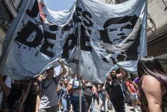 BUENOS AIRES, ARGENTINA.- En la foto tomada hoy jueves 28 de noviembre de 2019 manifestantes, en su mayoría de la organización 'Barrios de Pie', se movilizaron a plaza de Mayo, frente a la casa Rosada, sede del poder Ejecutivo argentino, y a la sede de la Administración Nacional de la Seguridad Social (ANSES) organismo del cual dependen muchos de los planes sociales que otorga el estado Argentino a los desempleados. Con la consigna "El hambre no puede esperar", los manifestantes reclamaron por un bono de fin de año y un aumento de los programas sociales y la Asignación Universal por Hijo (AUH).