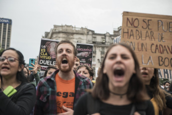 BUENOS AIRES, ARGENTINA.- Activistas por los derechos de los animales marcharon ayer 2 de noviembre de 2019 desde la Plaza de Mayo de la Capital Argentina donde desplegaron tres banderas que encabezaron la marcha hacia el Congreso de la Nación con  las consignas: "Liberación animal", "Basta de esclavismo, Basta de especismo. Si sos neutral en tiempos de injusticia has elegido el lado del opresor. Veganismo es justicia" y "Racismo = Sexismo = Especismo". Participaron activistas independendiente, Anonymous for the Voiceless, Health Save, Animal libre, Voicot, entre otras.