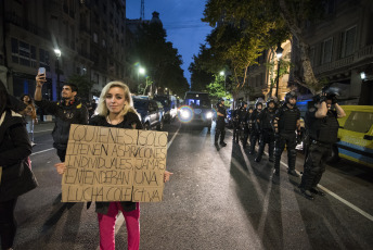 BUENOS AIRES, ARGENTINA.- Activistas por los derechos de los animales marcharon ayer 2 de noviembre de 2019 desde la Plaza de Mayo de la Capital Argentina donde desplegaron tres banderas que encabezaron la marcha hacia el Congreso de la Nación con  las consignas: "Liberación animal", "Basta de esclavismo, Basta de especismo. Si sos neutral en tiempos de injusticia has elegido el lado del opresor. Veganismo es justicia" y "Racismo = Sexismo = Especismo". Participaron activistas independendiente, Anonymous for the Voiceless, Health Save, Animal libre, Voicot, entre otras.