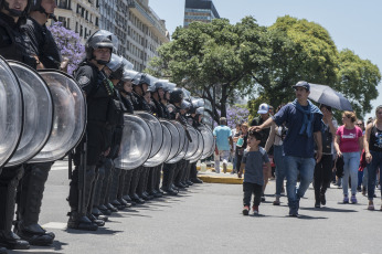 BUENOS AIRES, ARGENTINA.- In the photo taken today, Thursday, November 28, 2019, protesters, mostly from the 'Barrios de Pie' organization, moved to Plaza de Mayo, in front of the Casa Rosada, headquarters of the Argentine executive branch, and to the headquarters of the National Social Security Administration (ANSES), an organism on which many of the social plans granted by the Argentine state to the unemployed depend. With the slogan "Hunger cannot wait", the protesters claimed for an end-of-year bonus and an increase in social programs and the Universal Assignment for Child (AUH).