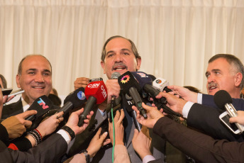 TUCUMÁN, ARGENTINA.-  En la foto de archivo del 26 de agosto de 2015 el entonces gobernador José Alperovich realiza una conferencia de prensa en Casa de Gobierno. El senador nacional peronista y ex gobernador de la provincia de Tucumán, José Alperovich, presentó hoy lunes 25 de noviembre de 2019 un pedido de licencia en su banca luego de haber sido denunciado por el delito de violación por una ex colaboradora y familiar suya, informaron fuentes parlamentarias.