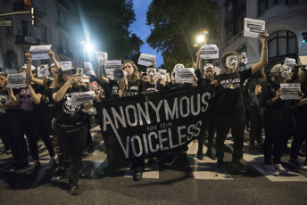 BUENOS AIRES, ARGENTINA.- Activistas por los derechos de los animales marcharon ayer 2 de noviembre de 2019 desde la Plaza de Mayo de la Capital Argentina donde desplegaron tres banderas que encabezaron la marcha hacia el Congreso de la Nación con  las consignas: "Liberación animal", "Basta de esclavismo, Basta de especismo. Si sos neutral en tiempos de injusticia has elegido el lado del opresor. Veganismo es justicia" y "Racismo = Sexismo = Especismo". Participaron activistas independendiente, Anonymous for the Voiceless, Health Save, Animal libre, Voicot, entre otras.