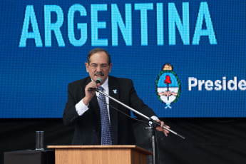 TUCUMÁN, ARGENTINA.- En la foto de archivo del 9 de julio de 2015 el entonces gobernador de Tucumán, José Alperovich, habla durante el acto del Día de la Independencia de Argentina, en el hipódromo de San Miguel de Tucumán. El senador nacional peronista y ex gobernador de la provincia de Tucumán, José Alperovich, presentó hoy lunes 25 de noviembre de 2019 un pedido de licencia en su banca luego de haber sido denunciado por el delito de violación por una ex colaboradora y familiar suya, informaron fuentes parlamentarias.