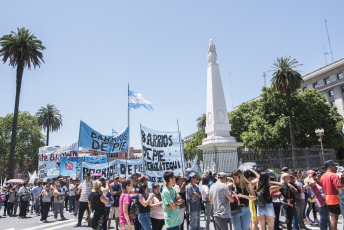 BUENOS AIRES, ARGENTINA.- En la foto tomada hoy jueves 28 de noviembre de 2019 manifestantes, en su mayoría de la organización 'Barrios de Pie', se movilizaron a plaza de Mayo, frente a la casa Rosada, sede del poder Ejecutivo argentino, y a la sede de la Administración Nacional de la Seguridad Social (ANSES) organismo del cual dependen muchos de los planes sociales que otorga el estado Argentino a los desempleados. Con la consigna "El hambre no puede esperar", los manifestantes reclamaron por un bono de fin de año y un aumento de los programas sociales y la Asignación Universal por Hijo (AUH).