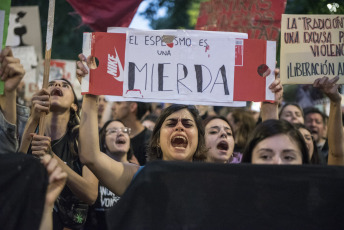 BUENOS AIRES, ARGENTINA.- Activistas por los derechos de los animales marcharon ayer 2 de noviembre de 2019 desde la Plaza de Mayo de la Capital Argentina donde desplegaron tres banderas que encabezaron la marcha hacia el Congreso de la Nación con  las consignas: "Liberación animal", "Basta de esclavismo, Basta de especismo. Si sos neutral en tiempos de injusticia has elegido el lado del opresor. Veganismo es justicia" y "Racismo = Sexismo = Especismo". Participaron activistas independendiente, Anonymous for the Voiceless, Health Save, Animal libre, Voicot, entre otras.