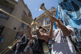 BUENOS AIRES, ARGENTINA.- In the photo taken today, Thursday, November 28, 2019, protesters, mostly from the 'Barrios de Pie' organization, moved to Plaza de Mayo, in front of the Casa Rosada, headquarters of the Argentine executive branch, and to the headquarters of the National Social Security Administration (ANSES), an organism on which many of the social plans granted by the Argentine state to the unemployed depend. With the slogan "Hunger cannot wait", the protesters claimed for an end-of-year bonus and an increase in social programs and the Universal Assignment for Child (AUH).