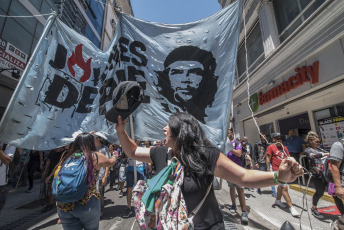 BUENOS AIRES, ARGENTINA.- En la foto tomada hoy jueves 28 de noviembre de 2019 manifestantes, en su mayoría de la organización 'Barrios de Pie', se movilizaron a plaza de Mayo, frente a la casa Rosada, sede del poder Ejecutivo argentino, y a la sede de la Administración Nacional de la Seguridad Social (ANSES) organismo del cual dependen muchos de los planes sociales que otorga el estado Argentino a los desempleados. Con la consigna "El hambre no puede esperar", los manifestantes reclamaron por un bono de fin de año y un aumento de los programas sociales y la Asignación Universal por Hijo (AUH).