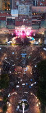 BUENOS AIRES, ARGENTINA.- En la foto tomada el 10 de diciembre de 2019 desde un drone en lo que fue el cierre de la jornada en la que asumió la presidencia Alberto Fernández, quien dio un discurso en un escenario instalado frente a la Casa Rosada, sede del Poder Ejecutivo argentino, ante decenas de miles de personas que celebraron su asunción en el marco de un festival de música y arte.