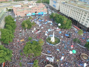 BUENOS AIRES, ARGENTINA.- En la foto tomada el 10 de diciembre de 2019 desde un drone en lo que fue el cierre de la jornada en la que asumió la presidencia Alberto Fernández, quien dio un discurso en un escenario instalado frente a la Casa Rosada, sede del Poder Ejecutivo argentino, ante decenas de miles de personas que celebraron su asunción en el marco de un festival de música y arte.