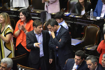 BUENOS AIRES, ARGENTINA- En la foto tomada hoy 4 de Diciembre del 2019 el electo presidente de la Cámara de Diputados de Argentina, Sergio Massa (derecha) habla con el gobernador electo de la Provincia de Buenos Aires Axel Kicilof. La Cámara de Diputados formalizó su nueva conformación con la jura de los 130 nuevos diputados que debutarán a partir del 10 de diciembre con la discusión del primer Presupuesto del presidente electo, Alberto Fernández. Pasadas apenas las 13 hs y conducida por el diputado Gonzalo Del Cerro, comenzó la sesión preparatoria en la que prestan juramento los legisladores que resultaron electos en octubre pasado y además se votarán a las nuevas autoridades de la Cámara baja.