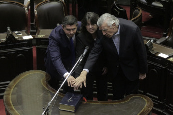 BUENOS AIRES, ARGENTINA- En las fotos tomadas hoy 4 de Diciembre del 2019, la Cámara de Diputados formalizó su nueva conformación con la jura de los 130 nuevos diputados que debutarán a partir del 10 de diciembre con la discusión del primer Presupuesto del presidente electo, Alberto Fernández. Pasadas apenas las 13 hs y conducida por el diputado Gonzalo Del Cerro, comenzó la sesión preparatoria en la que prestan juramento los legisladores que resultaron electos en octubre pasado y además se votarán a las nuevas autoridades de la Cámara baja.