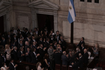 BUENOS AIRES, ARGENTINA.- En la foto tomada el 10 de diciembre de 2019, Alberto Fernández asumió hoy, 10 de diciembre, la Presidencia de la Argentina al jurar en el Congreso junto a la vicepresidenta Cristina Fernández de Kirchner y recibir los atributos de mando de manos de su antecesor, Mauricio Macri. Tras la asunción, Fernández pronunció -ante la Asamblea Legislativa- un discurso de tono conciliador, pero en el que trazó un duro diagnóstico de la situación que atraviesa el país y planteó un claro cambio de rumbo.